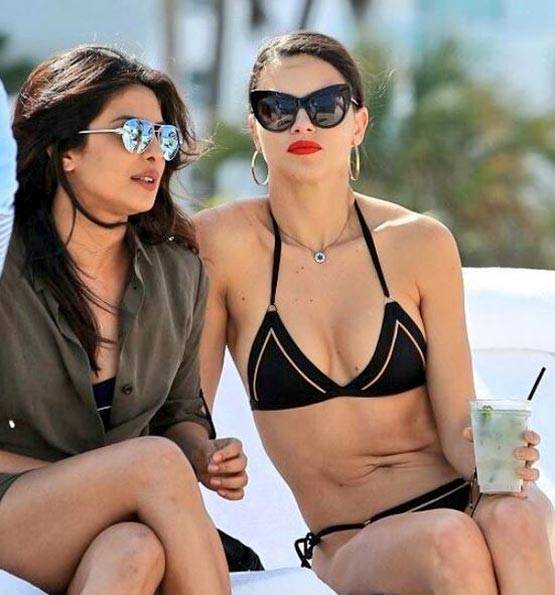 MIAMI के बीच में ब्लैक बिकिनी में नजर आईं बेवॉच गर्ल प्रियंका, देखें PHOTOS