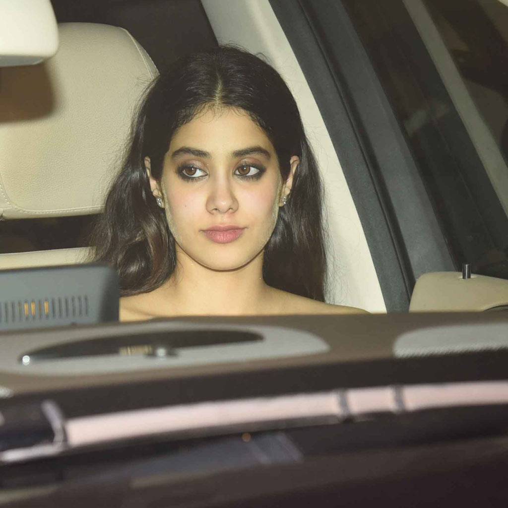 करण की पार्टी में टशन में पहुंचीं जाह्नवी और सारा, किसका लुक बेस्ट