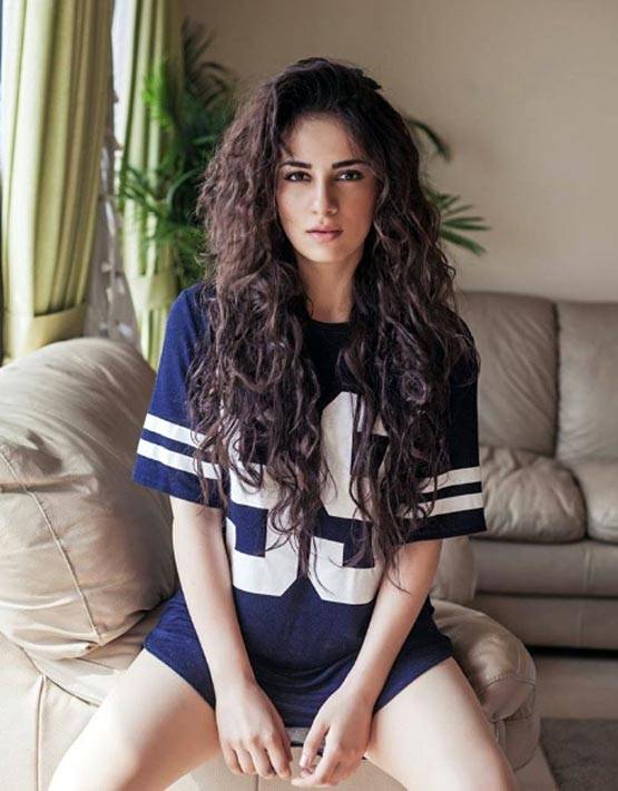 PHOTOS में देखें टीवी की संस्कारी बहू इशानी का BOLD LOOK