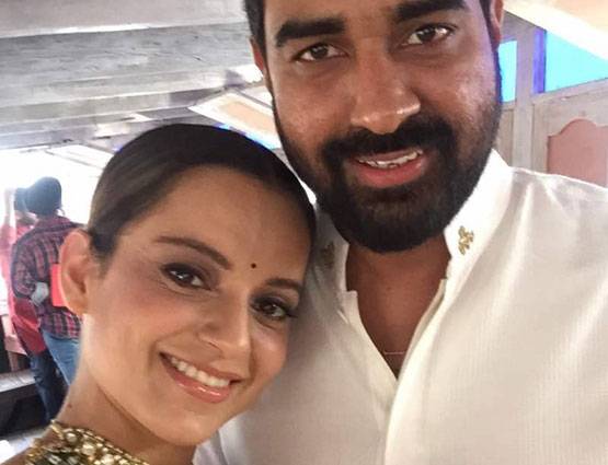 PHOTOS: वाराणसी के घाट पर ट्रेडिशनल लुक में नजर आईं कंगना