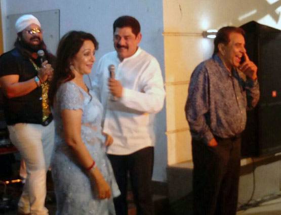 धर्मेंद्र-हेमा ने सेलिब्रेट की 37वीं वेडिंग एनिवर्सरी, देखें PHOTOS