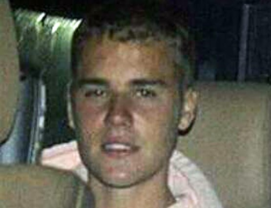 चार्टेड प्लेन से मुंबई पहुंचे बीबर, फैंस ने किया जोरदार WELCOME