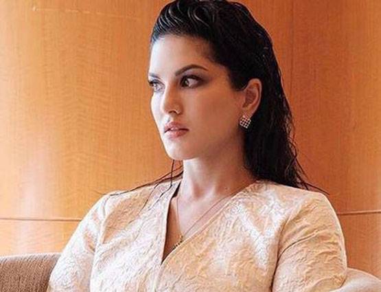 महेश भट्ट ने पकड़ा हाथ और सनी लियोनी को मिल गई बॉलीवुड में एंट्री