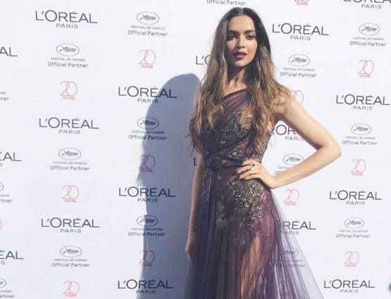 Cannes 2017 के रेड कार्पेट पर दिखा दीपिका का बोल्ड ग्लैमरस लुक