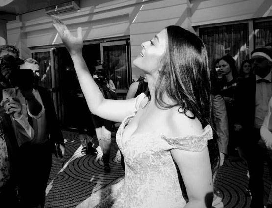 Cannes 2017: ऐश्वर्या का बोल्ड एंड क्यूट बार्बी लुक, देखें photos