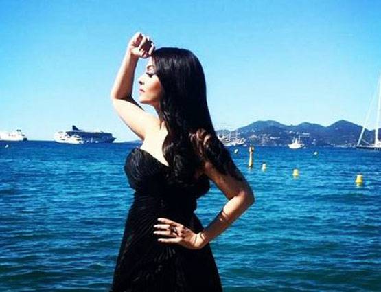 Cannes 2017: बार्बी के बाद बोल्ड लुक में दिखीं ऐश्वर्या, देखें PHOTOS