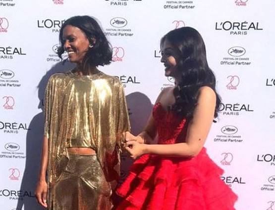 Cannes 2017: ब्लैक चैरी लिपस्टिक और रेड गाउन में दिखा ऐश्वर्या का GORGEOUS LOOK