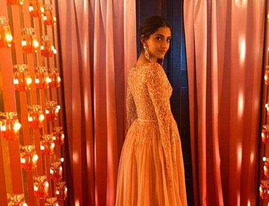 PHOTOS: Cannes 2017 में दिखा सोनम का ग्लैमरस लुक, पीच गाउन में आईं नजर