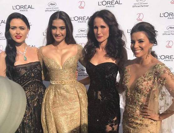 Cannes 2017: गोल्डन गाउन में दिखीं सोनम, क्या ये है Best Look