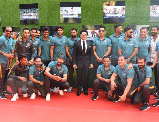 PHOTOS: सचिन की फिल्म का प्रीमियर, थियेटर बना स्टेडियम