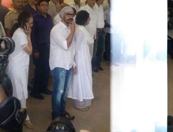 ऋषि कपूर के ट्वीट का असर, विनोद खन्ना की प्रार्थना सभा में पहुंचे सभी बड़े सितारे