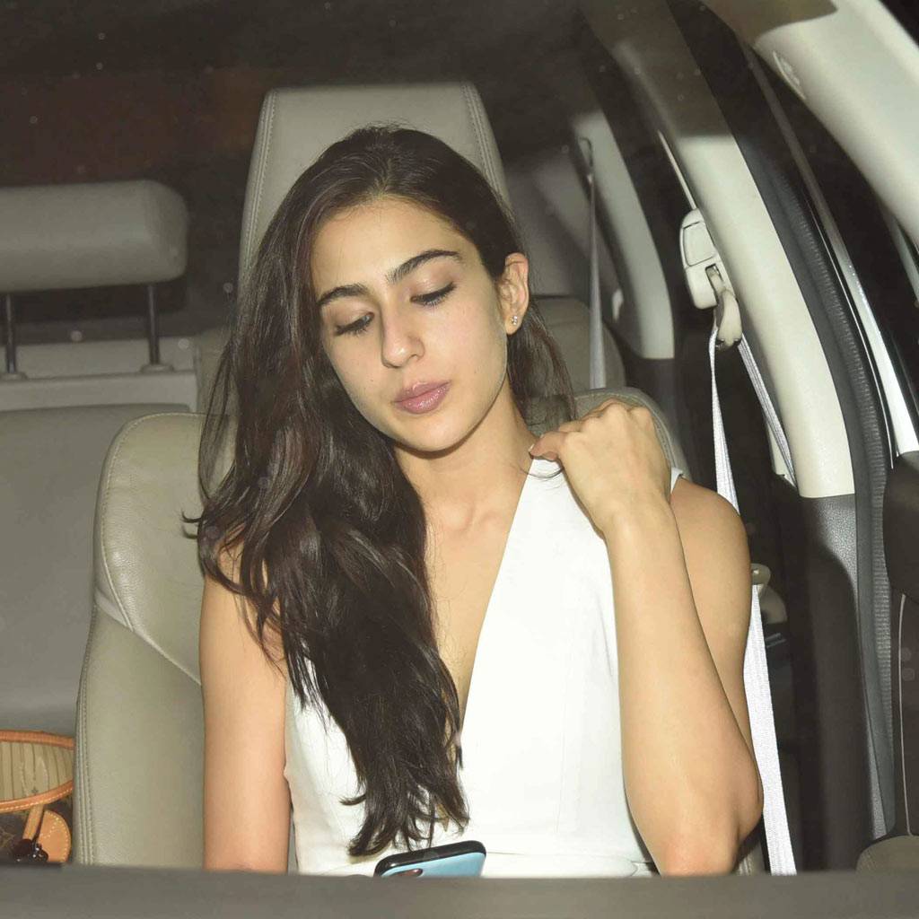 करण की पार्टी में टशन में पहुंचीं जाह्नवी और सारा, किसका लुक बेस्ट