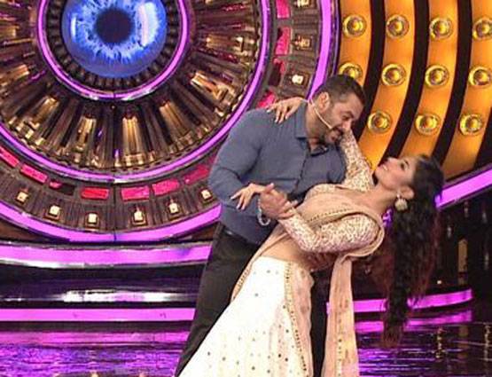 जल्द बड़े पर्दे पर दिखेगी सलमान और मौनी की केमिस्ट्री, देखें PHOTOS