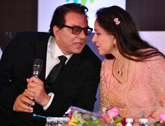 धर्मेंद्र-हेमा ने सेलिब्रेट की 37वीं वेडिंग एनिवर्सरी, देखें PHOTOS