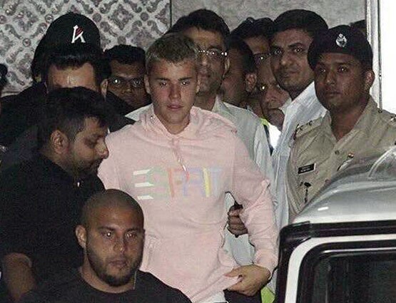 चार्टेड प्लेन से मुंबई पहुंचे बीबर, फैंस ने किया जोरदार WELCOME