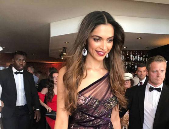 Cannes 2017 के रेड कार्पेट पर दिखा दीपिका का बोल्ड ग्लैमरस लुक