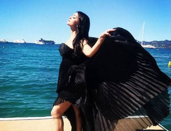 Cannes 2017: बार्बी के बाद बोल्ड लुक में दिखीं ऐश्वर्या, देखें PHOTOS