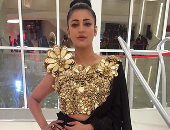 Cannes 2017: ऐश्वर्या, दीपिका के बीच कहीं खो गईं श्रुति हासन, देखें PHOTOS