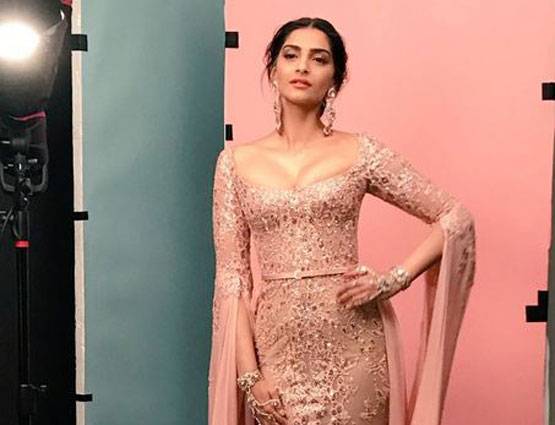 PHOTOS: Cannes 2017 में दिखा सोनम का ग्लैमरस लुक, पीच गाउन में आईं नजर
