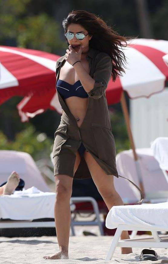 MIAMI के बीच में ब्लैक बिकिनी में नजर आईं बेवॉच गर्ल प्रियंका, देखें PHOTOS