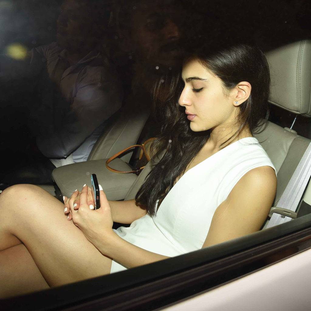 करण की पार्टी में टशन में पहुंचीं जाह्नवी और सारा, किसका लुक बेस्ट