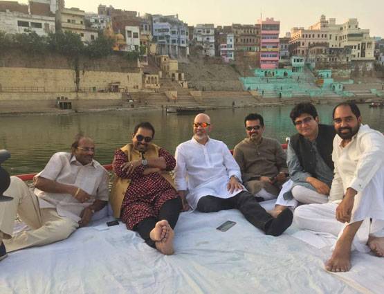 PHOTOS: वाराणसी के घाट पर ट्रेडिशनल लुक में नजर आईं कंगना