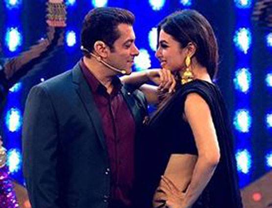 जल्द बड़े पर्दे पर दिखेगी सलमान और मौनी की केमिस्ट्री, देखें PHOTOS