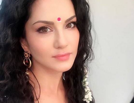 महेश भट्ट ने पकड़ा हाथ और सनी लियोनी को मिल गई बॉलीवुड में एंट्री