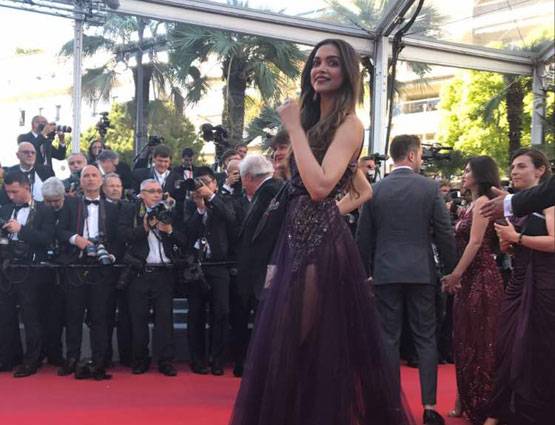 Cannes 2017 के रेड कार्पेट पर दिखा दीपिका का बोल्ड ग्लैमरस लुक