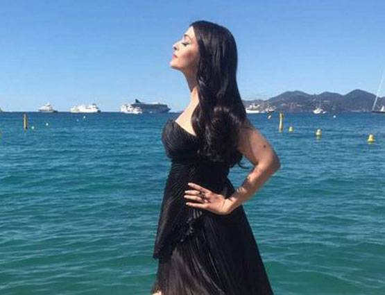 Cannes 2017: बार्बी के बाद बोल्ड लुक में दिखीं ऐश्वर्या, देखें PHOTOS