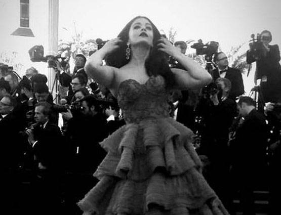 Cannes 2017: ब्लैक चैरी लिपस्टिक और रेड गाउन में दिखा ऐश्वर्या का GORGEOUS LOOK