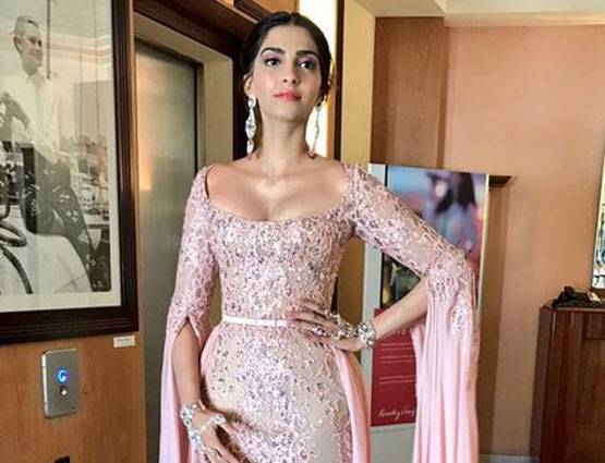 PHOTOS: Cannes 2017 में दिखा सोनम का ग्लैमरस लुक, पीच गाउन में आईं नजर
