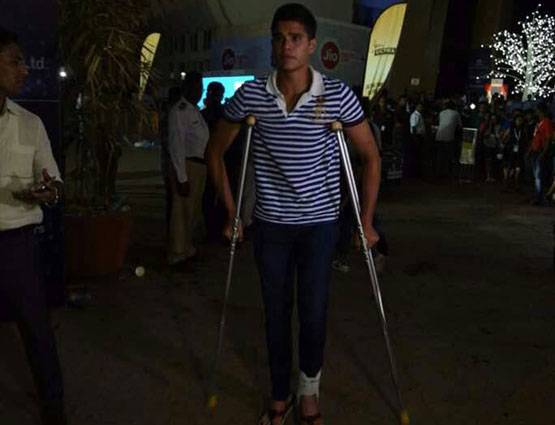 PHOTOS: बैसाखी के सहारे चल जस्टिन बीबर का शो देखने पहुंचे सचिन के बेटे