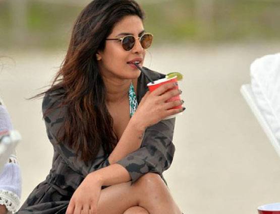 ब्लैक के बाद ब्लू बिकिनी में स्पॉट हुई प्रियंका चोपड़ा, PHOTOS वायरल