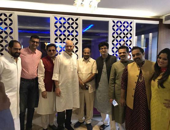 PHOTOS: वाराणसी के घाट पर ट्रेडिशनल लुक में नजर आईं कंगना