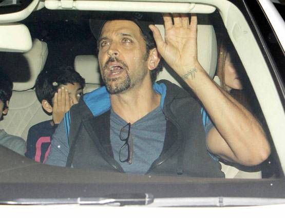 PHOTOS: बच्चों संग फिल्म देखने पहुंचे रितिक-सुजैन