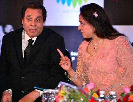 धर्मेंद्र-हेमा ने सेलिब्रेट की 37वीं वेडिंग एनिवर्सरी, देखें PHOTOS