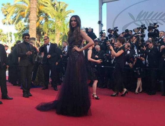 Cannes 2017 के रेड कार्पेट पर दिखा दीपिका का बोल्ड ग्लैमरस लुक