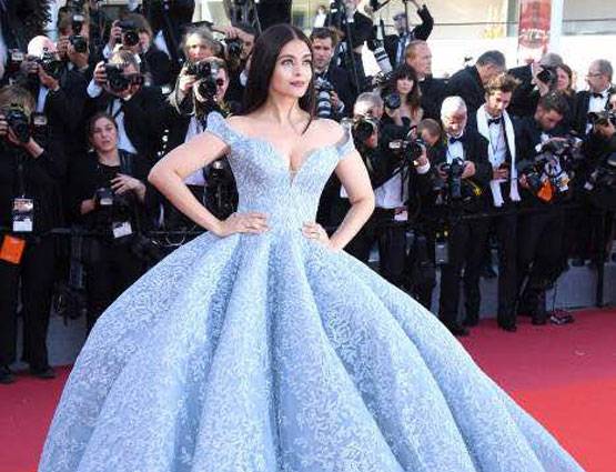 Cannes 2017: ऐश्वर्या का बोल्ड एंड क्यूट बार्बी लुक, देखें photos