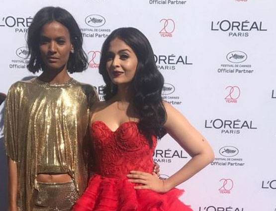 Cannes 2017: ब्लैक चैरी लिपस्टिक और रेड गाउन में दिखा ऐश्वर्या का GORGEOUS LOOK