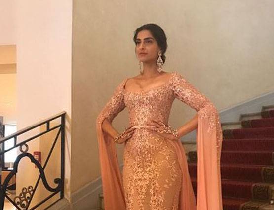 PHOTOS: Cannes 2017 में दिखा सोनम का ग्लैमरस लुक, पीच गाउन में आईं नजर