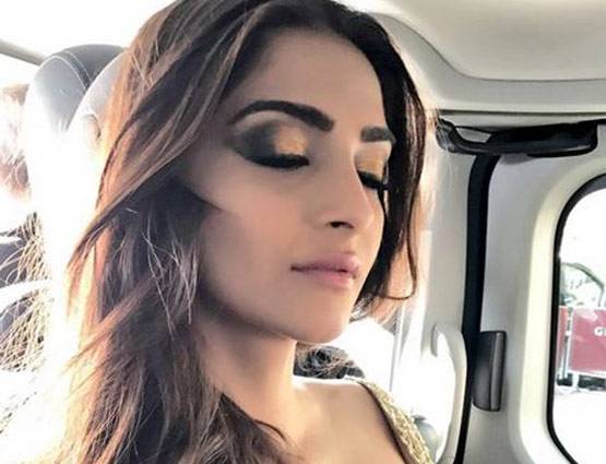 Cannes 2017: गोल्डन गाउन में दिखीं सोनम, क्या ये है Best Look