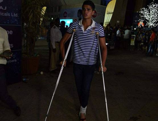 PHOTOS: बैसाखी के सहारे चल जस्टिन बीबर का शो देखने पहुंचे सचिन के बेटे