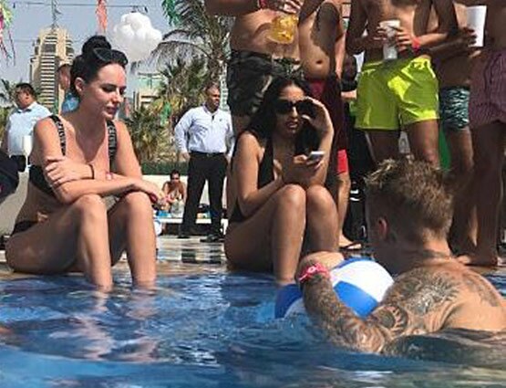 चार्टेड प्लेन से मुंबई पहुंचे बीबर, फैंस ने किया जोरदार WELCOME