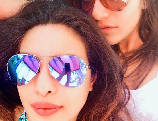 ब्लैक के बाद ब्लू बिकिनी में स्पॉट हुई प्रियंका चोपड़ा, PHOTOS वायरल