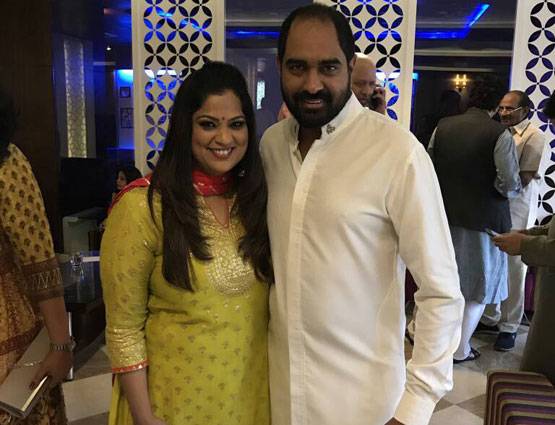 PHOTOS: वाराणसी के घाट पर ट्रेडिशनल लुक में नजर आईं कंगना