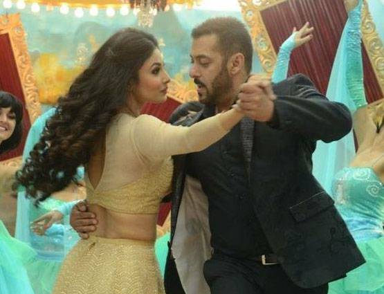 जल्द बड़े पर्दे पर दिखेगी सलमान और मौनी की केमिस्ट्री, देखें PHOTOS