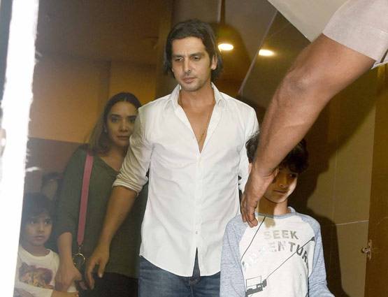 PHOTOS: बच्चों संग फिल्म देखने पहुंचे रितिक-सुजैन