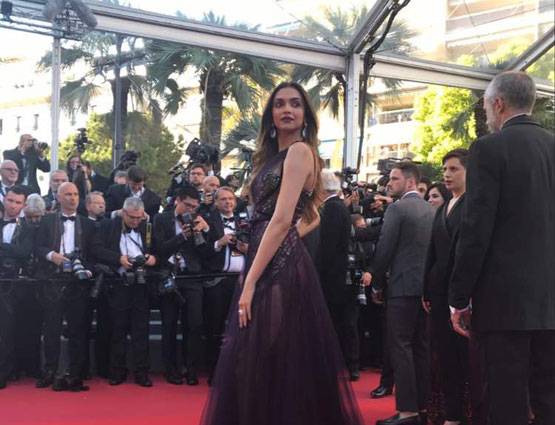 Cannes 2017 के रेड कार्पेट पर दिखा दीपिका का बोल्ड ग्लैमरस लुक