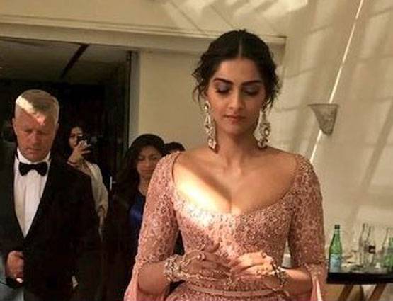 PHOTOS: Cannes 2017 में दिखा सोनम का ग्लैमरस लुक, पीच गाउन में आईं नजर
